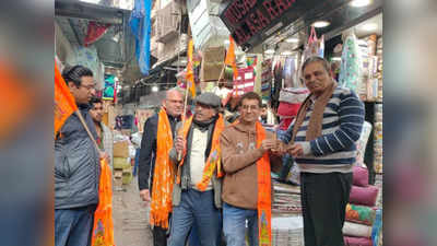 दिल्ली के बाजारों में राम मंदिर की झलक, क्लॉथ मार्केट में दुकान-दुकान बांटे जा रहे मॉडल