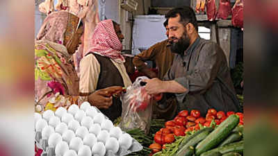 पाकिस्तानियों को अब ऑमलेट भी नसीब नहीं, 400 रुपए में मिल रहे सिर्फ 12 अंडे, चिकन और प्याज का दाम देखें