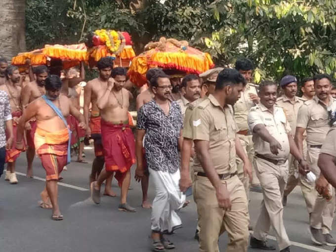 തിരുവാഭരണ ഘോഷയാത്ര അട്ട തോട് വഴി തുടരുന്നു