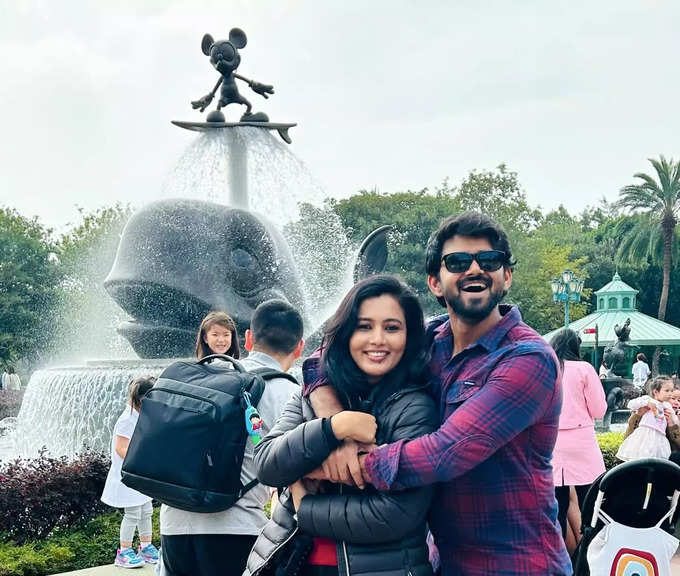 Disneyland ಕಣ್ತುಂಬಿಕೊಂಡ ಜೋಡಿ 