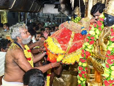 Gangadharan Pillai Sabarimala: പ്രായം 86; 66-ാം വർഷവും മുടക്കം തെറ്റിക്കാതെ അയ്യപ്പൻ്റെ അടയാഭരണം ശിരസിലേന്തി ഗംഗാധരൻ പിള്ള സന്നിധാനത്ത്