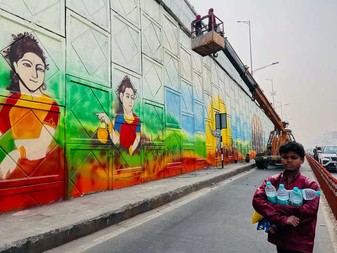 Ram Mandir Live: अयोध्या में प्राण प्रतिष्ठा के मौके पर लखनऊ-फैजाबाद रोड किनारे दीवारों पर राम कथा को पेंटिंग के माध्यम से उकेरा जा रहा है।