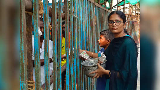 அலங்காநல்லூர் ஜல்லிக்கட்டு களத்தில் இந்த பெண்ணை நோட் பண்ணீங்களா? 20 வருடமாக  இப்படி ஒரு சேவை செய்யும் குடும்பம்!