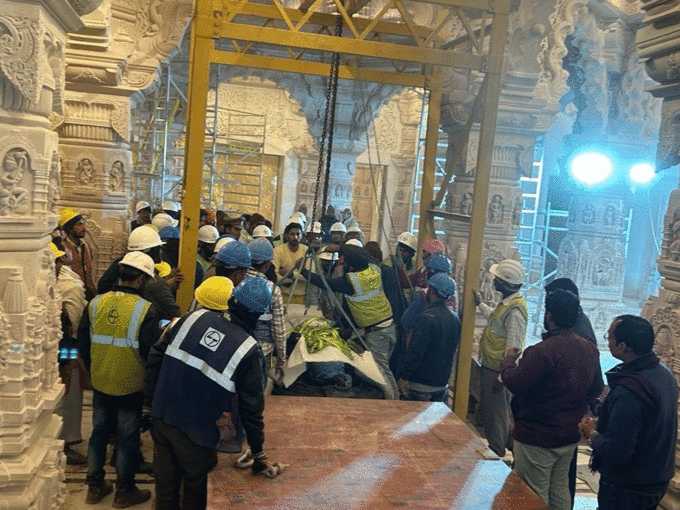 बुधवार रात क्रेन की मदद से भगवान राम की मूर्ति को राम मंदिर के गर्भगृह के अंदर लाई गई