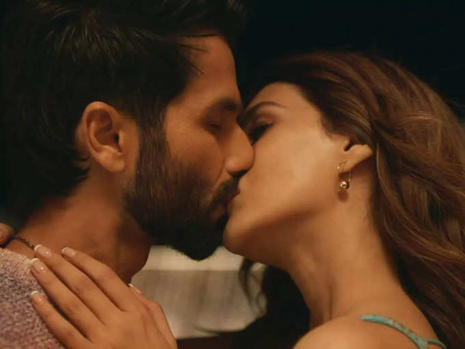 shahid kriti kiss