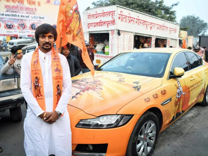 Ram Mandir Live: गुजरात के कारोबारी सिद्धार्थ दोशी ने अपनी जगुआर कार को राममय करवा दिया है। वे गुजरात से अयोध्‍या रामलला के दर्शन करने पहुंचे हैं।
