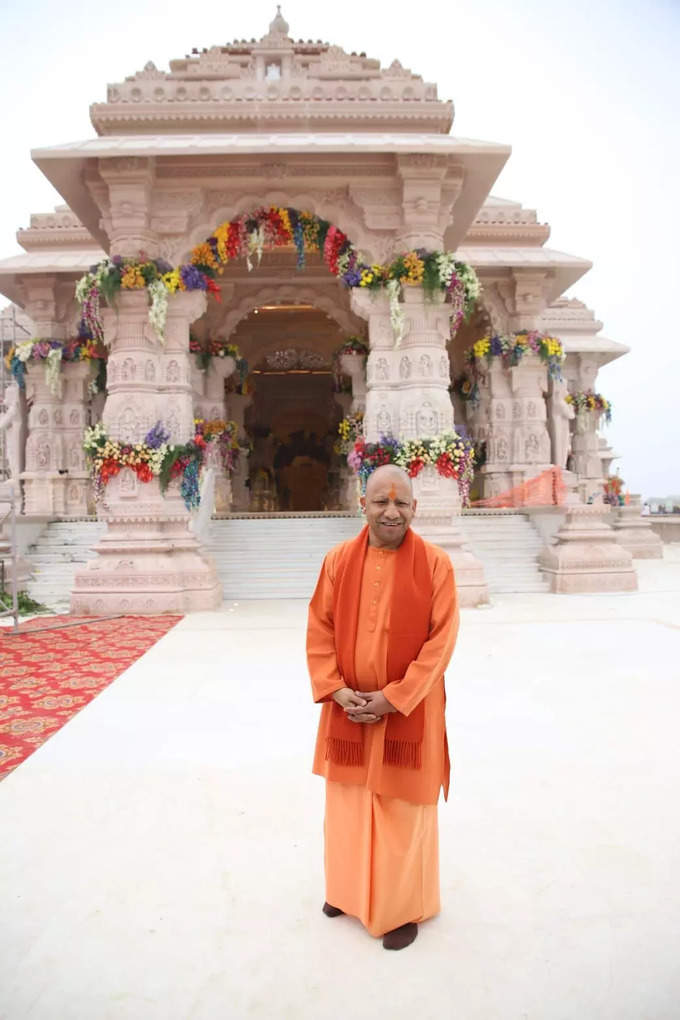 योगी आदित्यनाथ ने की तुलसी पीठाधीश्वर श्रीरामभद्राचार्य से मुलाकात