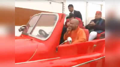 योगी आदित्यनाथ की विंटेज सवारी, लाल कार पर बैठकर रामभद्राचार्य से मिलने पहुंचे सीएम
