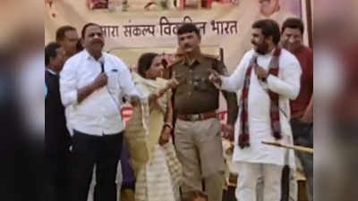 विकसित भारत संकल्प यात्रा: छिंदवाड़ा में मंच पर भिड़ गए कांग्रेस विधायक और बीजेपी अध्‍यक्ष, हो गई धक्‍का-मुक्‍की