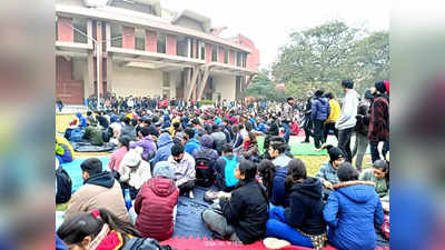 कानपुर आईआईटी में एक महीने में 3 सुइसाइड, छात्रों का गुस्‍सा भड़का, धरने पर बैठे तो निदेशक ने दिया आश्‍वासन