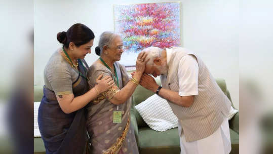 Modi: பிரதமர் மோடி தலையில் கை வைத்து ஆசி வழங்கிய குஷ்பு மாமியார்: மருமகள் செம ஹேப்பி