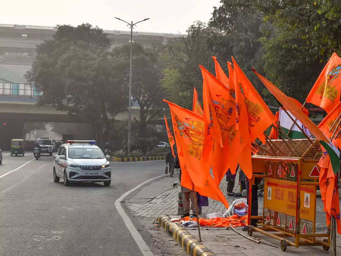 सड़क के किनारे भी बिक रहे राम जी के झंडे