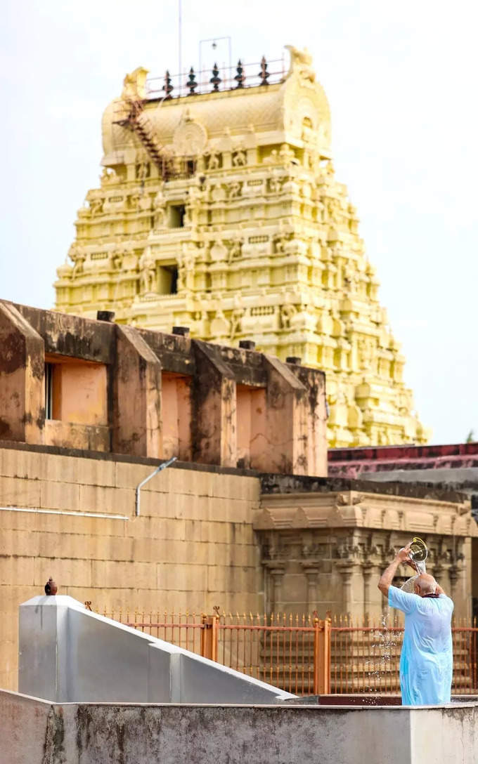 அக்னி தீர்த்த கடலில் இருந்து, ராமநாதசுவாமி கோயிலுக்கு வந்த பிரதமர் மோடிக்கு கோயில் நிர்வாகம் சார்பில் பூரண கும்ப மரியாதை வரவேற்பு அளிக்கப்பட்டது. 