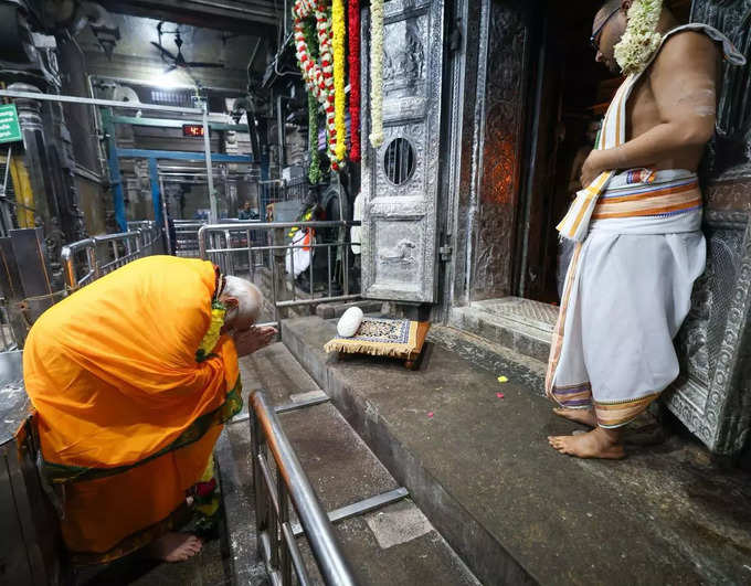 கோயிலில் ருத்ராட்ச மாலை அணிந்து ராமர் வழிபட்ட ராமநாதசுவாமியை வழிபட்டார் பிரதமர் மோடி.