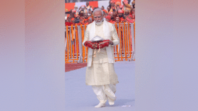 Ayodhya News: स्वर्ण जड़ित रामलला को अर्पण के लिए क्‍या-क्‍या लेकर पहुंचे PM मोदी?