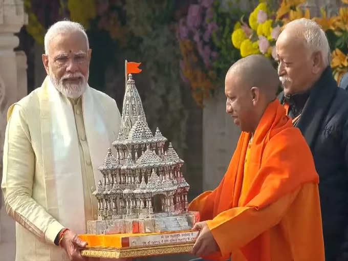 पीएम मोदी को सीएम योगी ने दिया चांदी का श्रीराम मंदिर प्रतीक