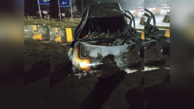 Noida News: डिवाइडर से टकराकर कार में लगी भयानक आग, जिंदा जल गया ड्राइवर