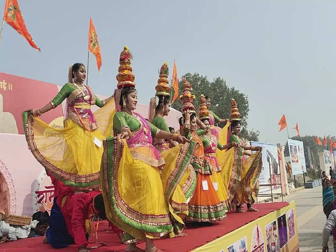 பெண்கள் நடனமாடி ராமர் கோயில் கும்பாபிஷேக நிகழ்வை சிறப்பித்தனர்.