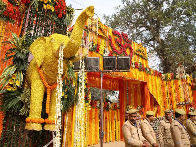 அயோத்தி நகர் முழுவதும் 15 ஆயிரத்திற்கும் மேற்பட்ட போலீசார் பாதுகாப்பு பணியில் ஈடுபட்டனர்.