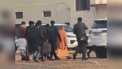 राम मंदिर में मोबाइल फोन कैसे ले जा रहे हैं, अधिकारियों की लगाई क्लास, अयोध्या में CM योगी ने संभाला मोर्चा