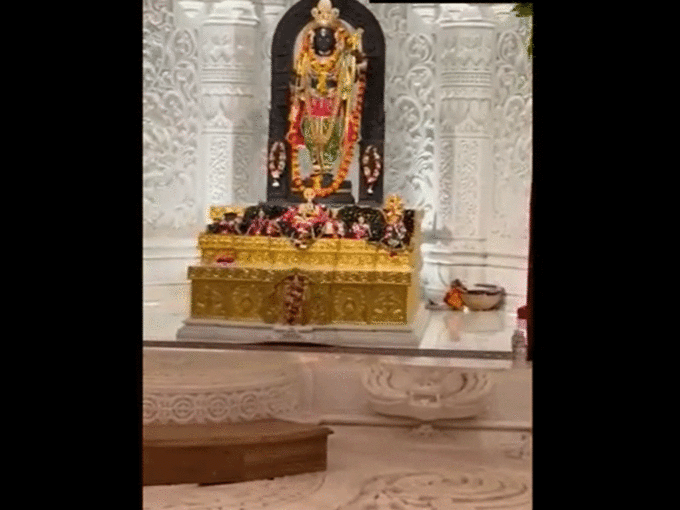आज सुबह 6 बजे से रामलला अपने भक्‍तों को दर्शन दे रहे हैं। सुबह 4 बजे से राम मंदिर के बाहर हजारों श्रद्धालुओं की भीड़ जुट गई है