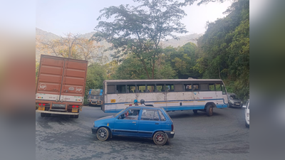 Thamarassery Churam Traffic: ആറാം വളവിൽ ബസും ലോറിയും തകരാറിലായി; ആംബുലൻസ് അടക്കം കുടുങ്ങി