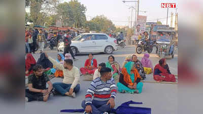 Tikamgarh News: CMO के खिलाफ सड़क पर उतरे सफाई कर्मचारी, गर्म कपड़े फेंके, वेतन काटे जाने से थे नाराज