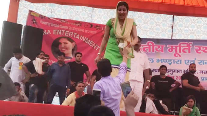 Sapna Dance: रेवाड़ी के मसानी में रागिनी कर रही थीं सपना चौधरी, तभी सामने आ गया एक फैन, देख‍िए फिर क्‍या हुआ