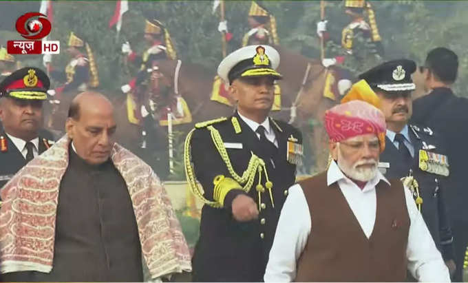 पीएम मोदी के साथ रक्षा मंत्री राजनाथ सिंह भी हैं। इसके अलावा तीनों सेना के चीफ और सीडीएस भी मौजूद हैं।