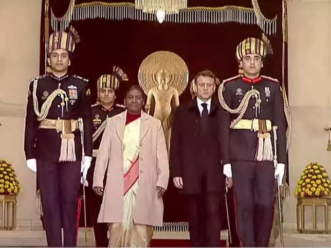 राष्ट्रपति द्रौपदी मुर्मू और फ्रांसीसी राष्ट्रपति इमैनुअल मैक्रों कर्तव्य पथ के लिए निकले। मैक्रों आज गणतंत्र दिवस के मुख्य अतिथि हैं।
