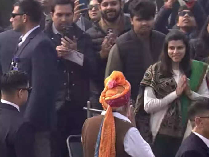 अमर बलिदानियों को नमन के बाद कर्तव्यपथ पहुंचे पीएम मोदी अमर बलिदानियों को नमन के बाद कर्तव्यपथ पहुंचे पीएम मोदी
