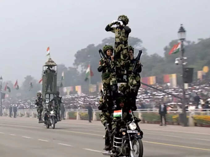 चलती बाइक पर दूरबीन ताने दिखी महिला जवान