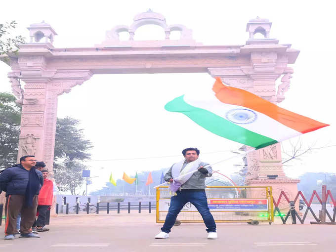 ​गोरखपुर सांसद एवं फिल्म अभिनेता रवि किशन ने तिरंगा लहराया और   प्रदेशवासियों को शुभकामनाएं दी