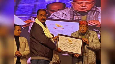 गाजीपुर में फार्म पर कश्मीरी केसर उगाने वाले किसान को सम्मान, कृषि मंत्री सूर्य प्रताप शाही ने सम्मानित किया