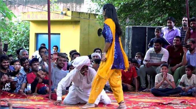 Haryanvi Dance: छोरी का डांस देख बूढ़े ताऊ ने भी उड़ाया गर्दा, लोग बोले- इतनी देर ऐसा तगड़ा डांस, क्या स्टैमिना है 