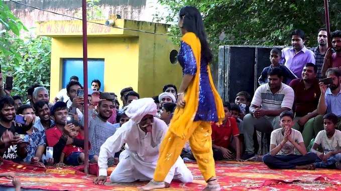 Haryanvi Dance: छोरी का डांस देख बूढ़े ताऊ ने भी उड़ाया गर्दा, लोग बोले- इतनी देर ऐसा तगड़ा डांस, क्या स्टैमिना है