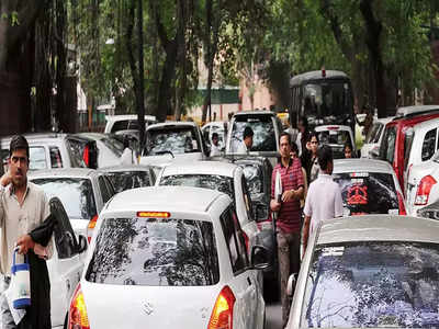 दिल्ली में अवैध पार्किंग चलाने वालों पर चला डिप्टी कमिश्नर का चाबुक, दो अधिकारियों को किया सस्पेंड