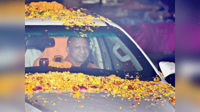 जय श्री राम के नारे! अयोध्या से गोरखपुर वापसी पर सीएम योगी का जोरदार स्वागत, फूलों से ढकी कार