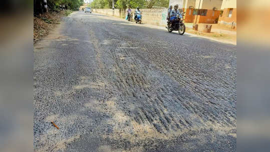 திருச்சியில் குடிநீர் குழாய் உடைப்பால் சாலை சேதம்...நான்கு மாத காலமாகியும் சாலையை சீரமைக்க வில்லை-சமூக ஆர்வலர்கள் குற்றச்சாட்டு!