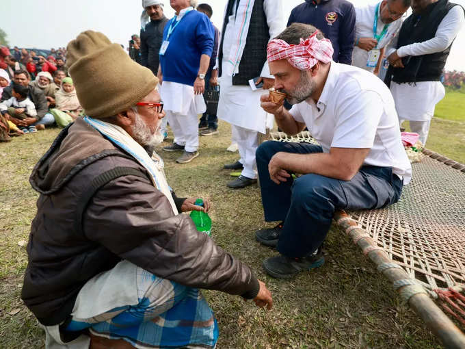 राहुल गांधी को चाचा ने पिलाई चाय