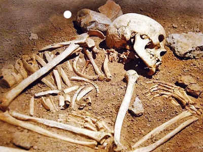 १००० वर्ष जुनं कब्रस्तान, सांगाड्यांसह विचित्र गोष्टी सापडल्या, पायाला बांधलेल्या बादल्यांनी गूढ वाढलं