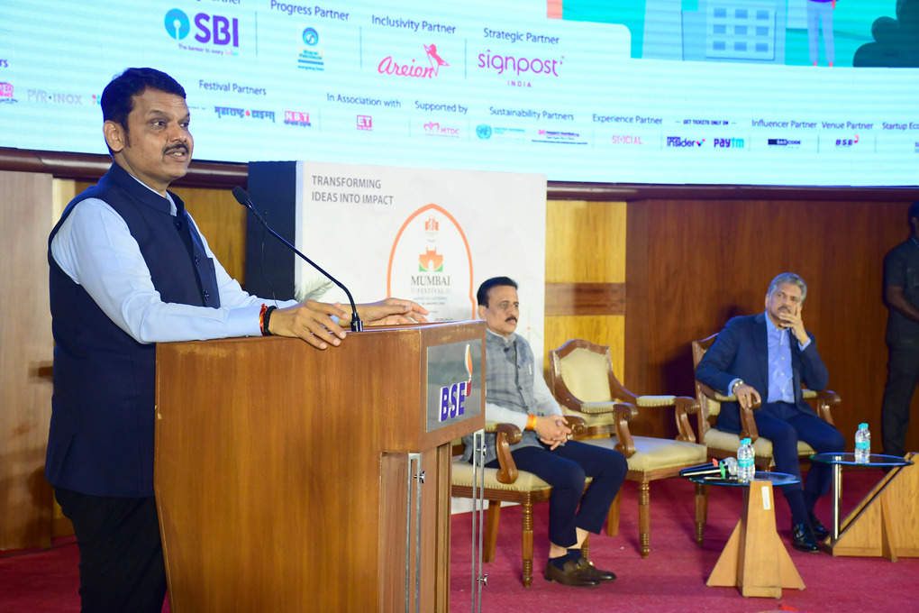 श्री देवेंद्र फडणवीस, उप मुख्यमंत्री, महाराष्ट्र सरकार बीएसई में मुंबई फेस्टिवल स्टार्ट-अप मुंबई चैलेंज में भाषण देते हुए