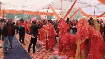 बलिया में बिना दूल्हों के हुआ मुख्यमंत्री सामूहिक विवाह, दुल्हनों ने खुद ही डाली वरमाला, देखें वीडियो