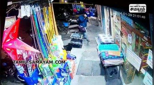 cctv footage of theft in departmental store im pudhucherry