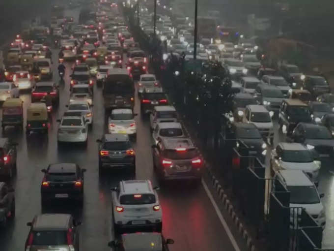 ​दिल्ली में बारिश ने लगाया गाड़ियों पर ब्रेक, कई किलोमीटर लगा लंबा जाम 