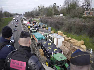 फ्रान्समध्ये शेतकरी आंदोलन; हजारो शेतकऱ्यांनी पॅरिसबाहेर जाण्याचे रस्ते ट्रॅक्टरने अडवले, काय कारण?