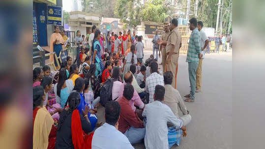 இலவச கல்வி என கூறிவிட்டு வசூல் வேட்டை நடத்துவதா?- கோவையில் தனியார் பள்ளி மீது நடவடிக்கை எடுக்கக் கோரி குழந்தைகளுடன் பெற்றோர்கள் மனு!