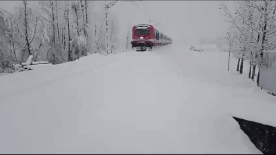 स्विट्जरलैंड नहीं ये इंडिया है जनाब! बर्फीले रूट से कैसे गुजर रही ट्रेन देखिए VIDEO
