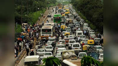दिल्ली में इधर चलता रहा AAP और बीजेपी का प्रदर्शन, उधर सड़क पर रेंगते दिखे वाहन, भारी जाम से बुरा हाल
