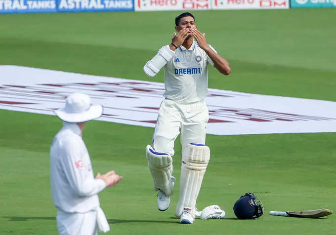 दोहरा शतक जड़ने वाले बाएं हाथ के चौथे भारतीय बल्लेबाज